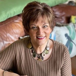 Meet your Posher, Mona